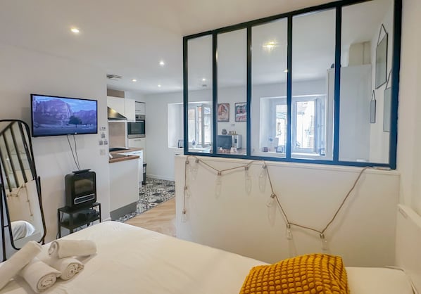 Iron/ironing board, free WiFi, bed sheets