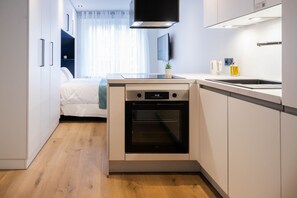 Een koelkast, een microgolfoven, een oven, een vaatwasser