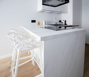 Een koelkast, een microgolfoven, een oven, een vaatwasser