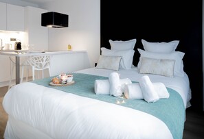 Tabla de planchar con plancha, wifi gratis y ropa de cama 
