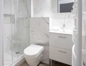 Douche, sèche-cheveux, serviettes fournies, savon