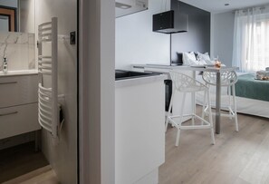 Tabla de planchar con plancha, wifi gratis y ropa de cama 