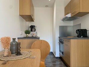 Kühlschrank, Mikrowelle, Ofen, Wasserkocher mit Kaffee-/Teezubehör