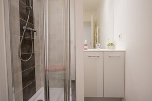 Shower, hair dryer, towels, shampoo - Secrets d ambre rue royale (Annecy)