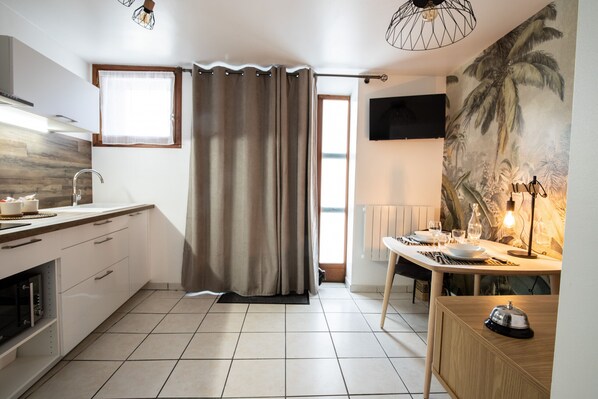 Réfrigérateur, micro-ondes, cafetière/bouilloire, bouilloire électrique