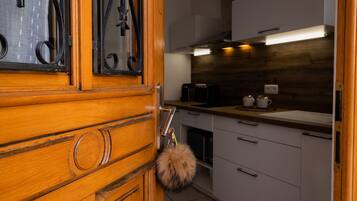 Kjøleskap, mikrobølgeovn, kaffetrakter/tekoker og vannkoker