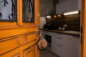 Réfrigérateur, micro-ondes, cafetière/bouilloire, bouilloire électrique