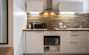 Réfrigérateur, micro-ondes, plaque de cuisson, cafetière/bouilloire