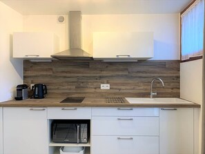 Kühlschrank, Mikrowelle, Wasserkocher mit Kaffee-/Teezubehör