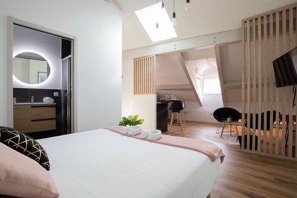 Iron/ironing board, free WiFi, bed sheets