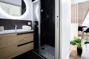 Doccia, asciugacapelli, asciugamani, sapone