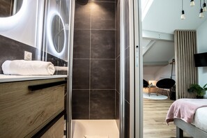 Tabla de planchar con plancha, wifi gratis y ropa de cama 