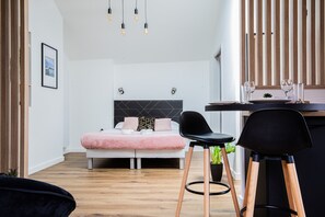 Een strijkplank/strijkijzer, gratis wifi, beddengoed