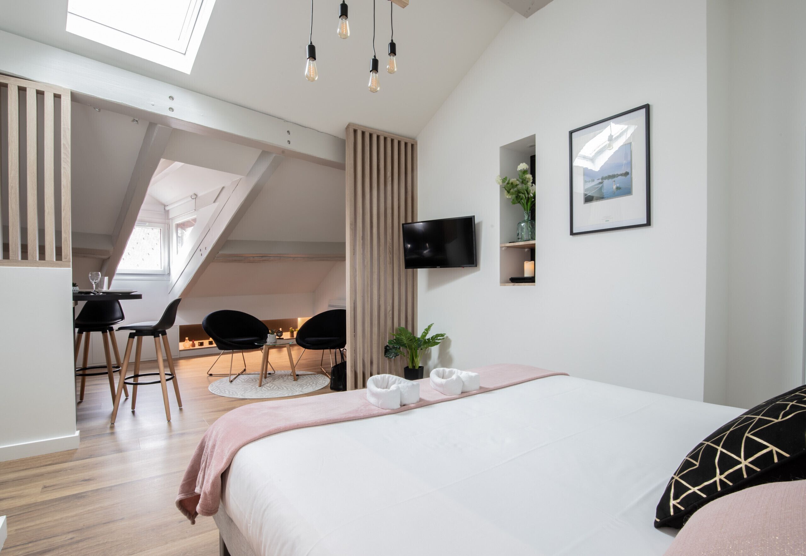 Tabla de planchar con plancha, wifi gratis y ropa de cama 