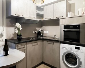 Een koelkast, een microgolfoven, een oven