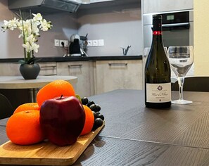 Kühlschrank, Mikrowelle, Ofen, Wasserkocher mit Kaffee-/Teezubehör