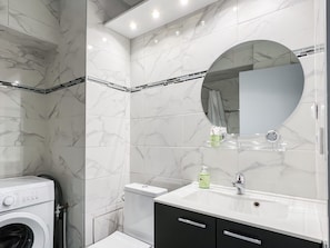 Dusche, Haartrockner, Seife, Shampoo