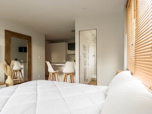 Tabla de planchar con plancha, wifi gratis, ropa de cama