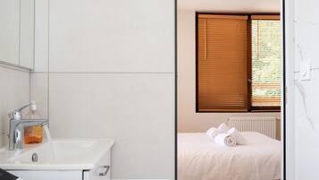 Suihku, hiustenkuivaaja, pyyhkeet, saippua