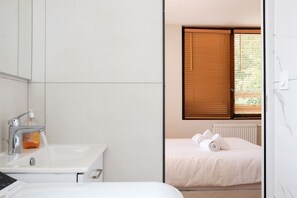 シャワー、ヘアドライヤー、タオル、石鹸