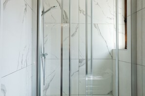 Douche, sèche-cheveux, serviettes fournies, savon
