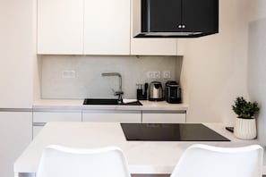 Réfrigérateur, four, lave-vaisselle, cafetière/bouilloire