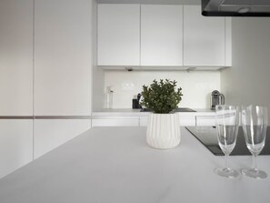 Een koelkast, een oven, een vaatwasser, een koffiezetapparaat/waterkoker