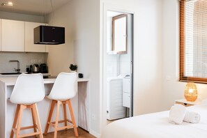Tabla de planchar con plancha, wifi gratis, ropa de cama