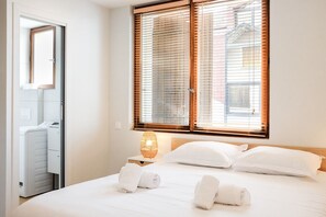 Tabla de planchar con plancha, wifi gratis, ropa de cama