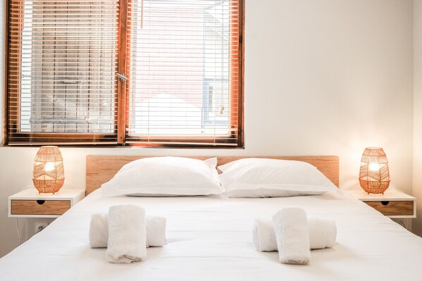 アイロン / アイロン台、WiFi (無料)、ベッドシーツ