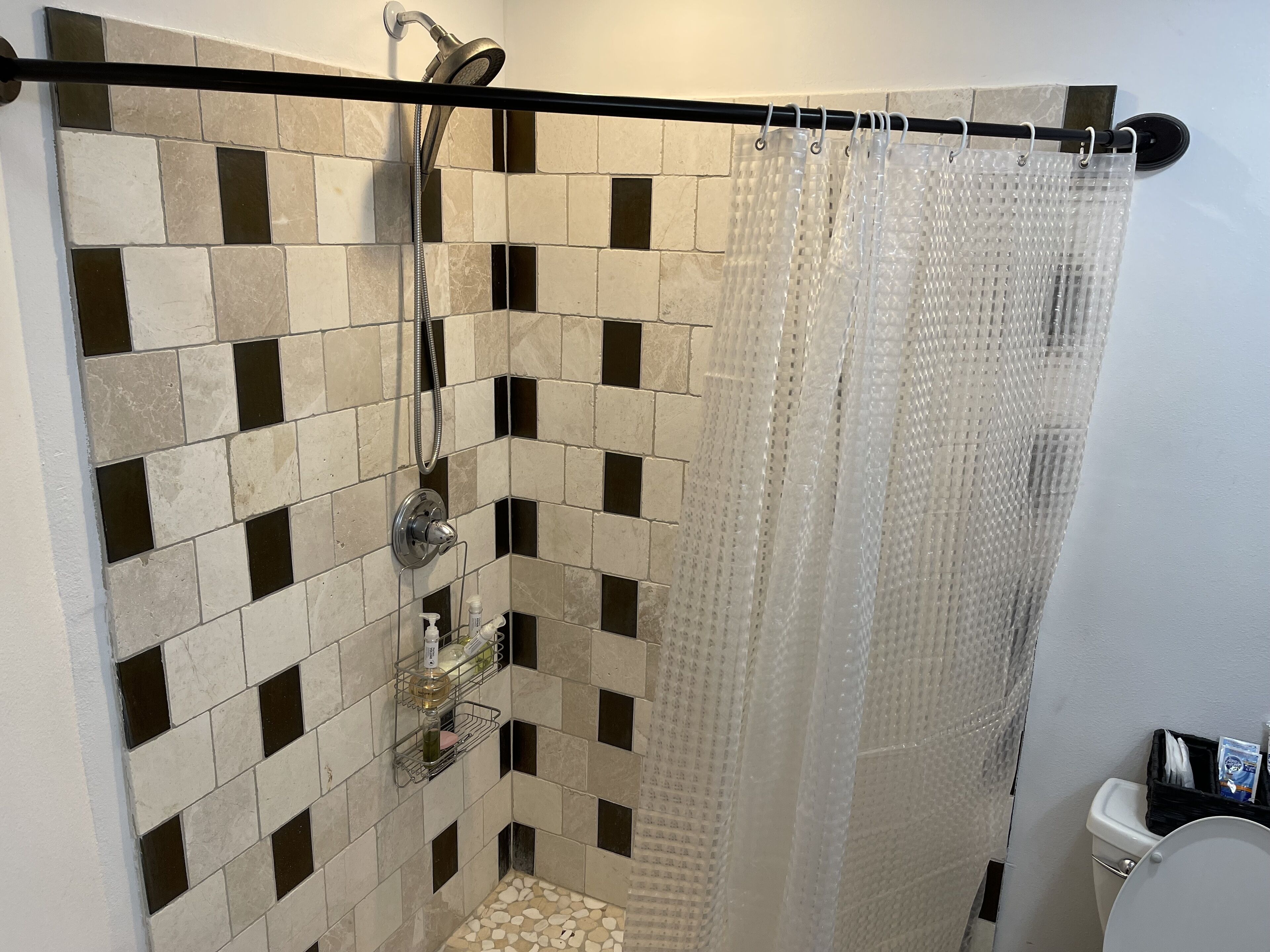 Douche, sèche-cheveux, serviettes fournies, shampoing