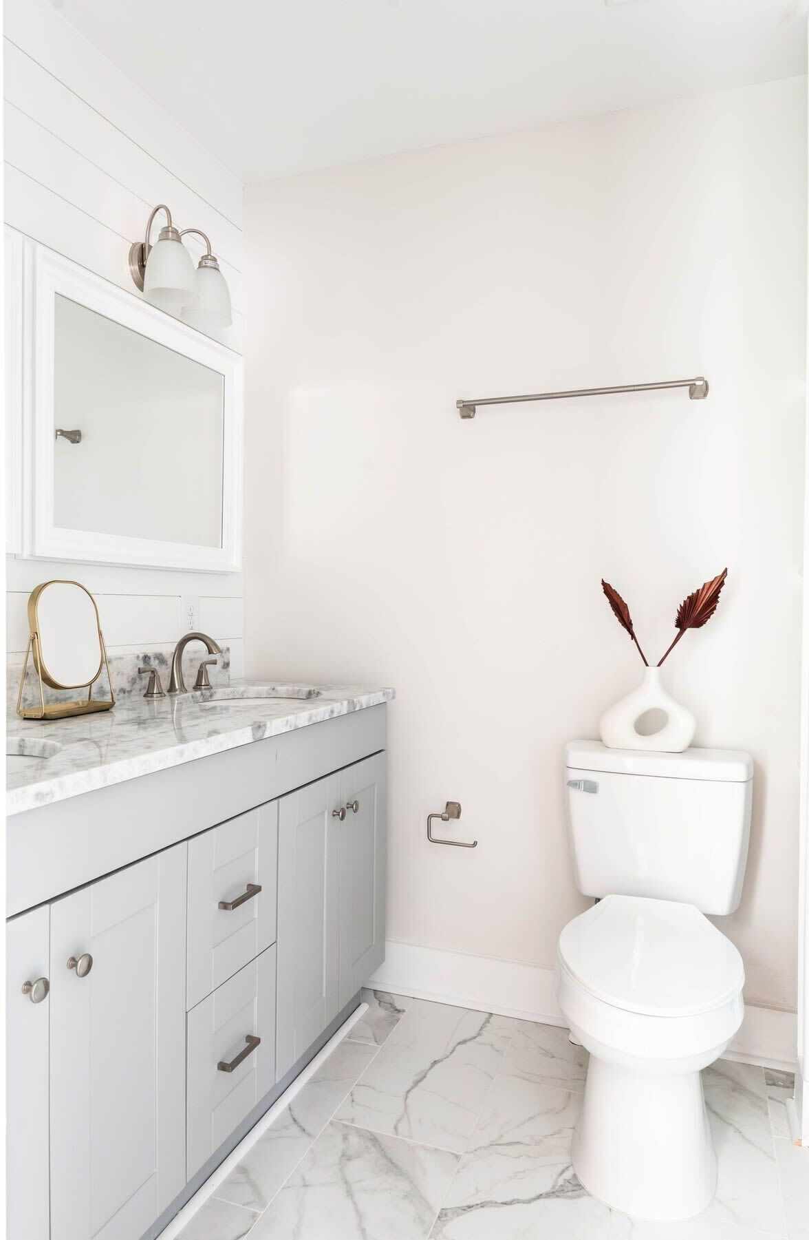 Badewanne, Haartrockner, Handtücher