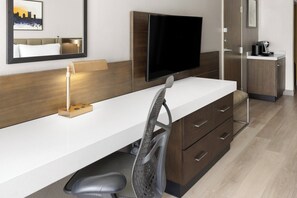 デスク、ノートパソコン用作業スペース、遮光カーテン、アイロン / アイロン台