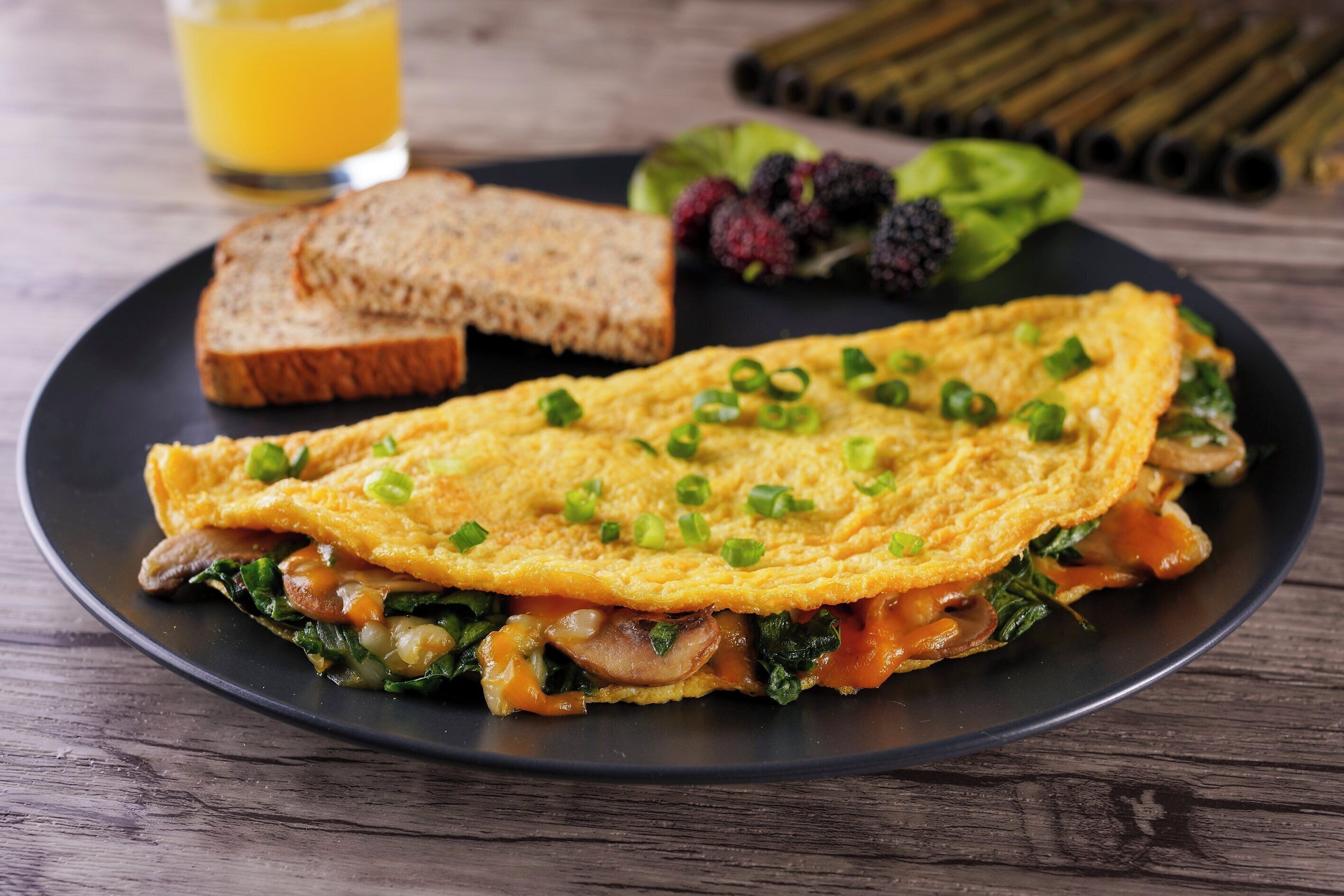En tallerken med omelet, ristet brød og salat.