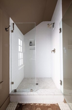 Shower, hair dryer, towels, shampoo