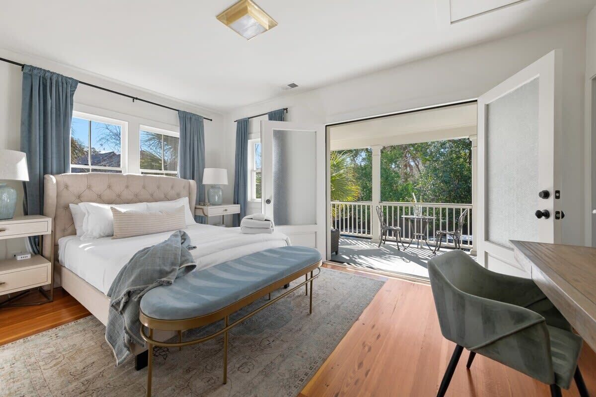 3 bedrooms, hypo-allergenic bedding, memory foam beds, desk