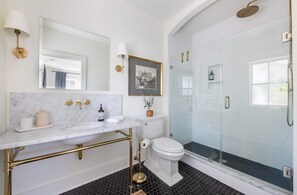 Shower, hair dryer, towels, shampoo - The Swan House | Charleston 3 Bedroom/2 Bathroom! (Charleston)