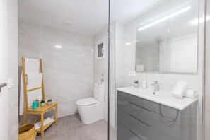 Regadera, secadora de cabello, toallas