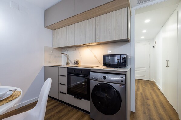 Fridge, microwave, oven, coffee/tea maker