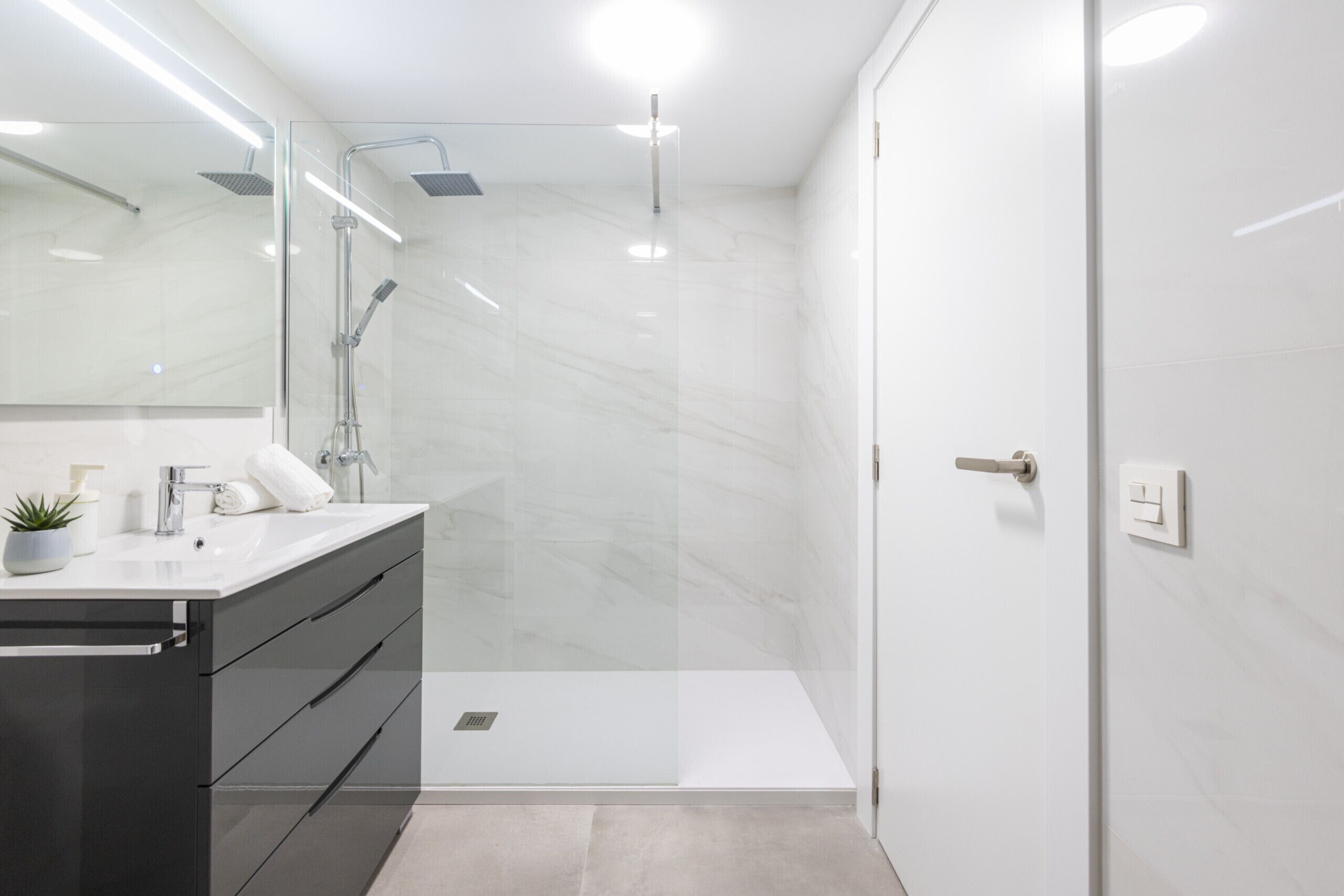 Een douche, een haardroger, handdoeken