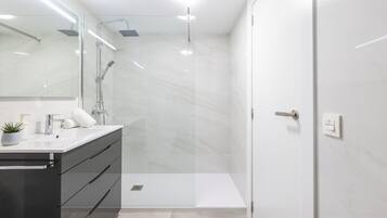 Een douche, een haardroger, handdoeken