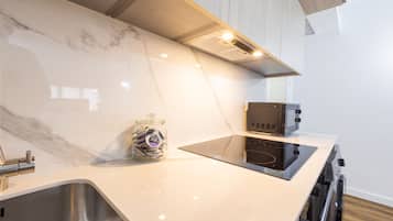 Een koelkast, een magnetron, een oven, een koffiezetapparaat/waterkoker