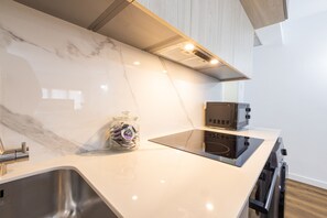 Een koelkast, een magnetron, een oven, een koffiezetapparaat/waterkoker