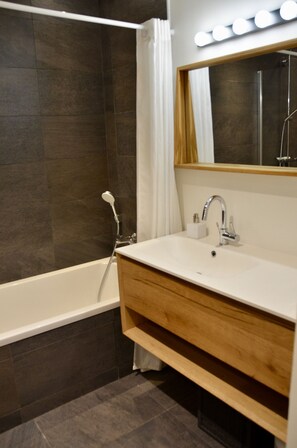 Bathtub, hair dryer, towels - Beau rivage 3* - OG IMMO (Annecy)