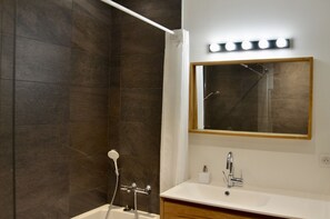 Bathtub, hair dryer, towels - Beau Rivage 3* - Private beach access to the lake (Annecy)