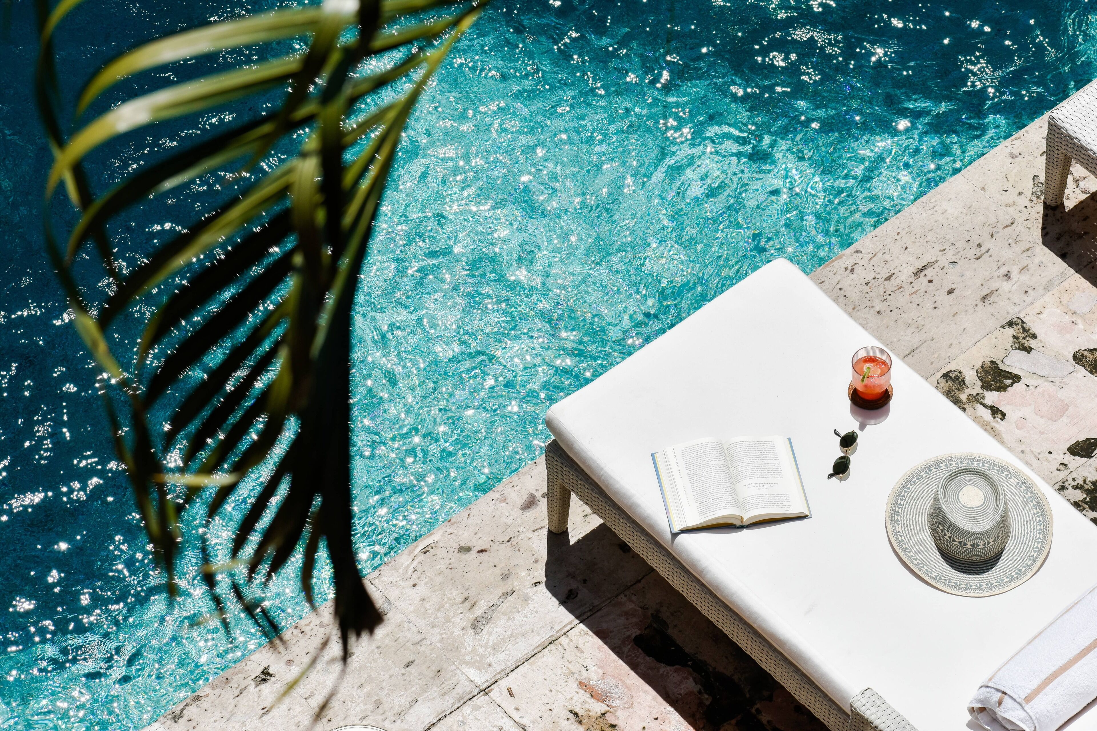 Een buitenzwembad en ligstoelen