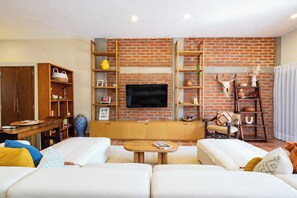 Primary Suite | Área de sala de estar | Smart TV de 40 pulgadas con canales digitales, televisión y Netflix 