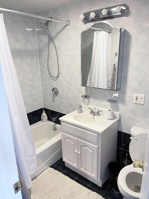 مجففات شعر، مراحيض شطف، مناشف، صابون