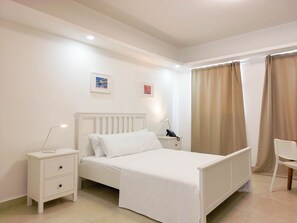 Premium bedding, down duvets, laptop workspace, blackout curtains - Palmares Suites (La Romana)