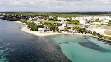 Una playa cerca, arena blanca